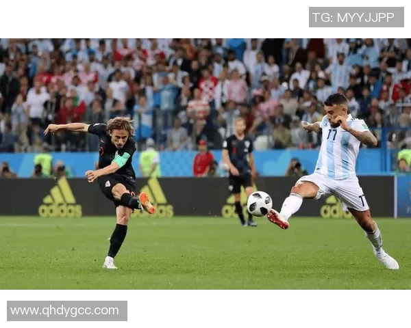 克罗地亚与阿根廷激战正酣双方拼搏展现足球魅力与激情